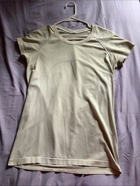 Lululemon size 10 Women’s Short Sleeve Active Tee in Cream